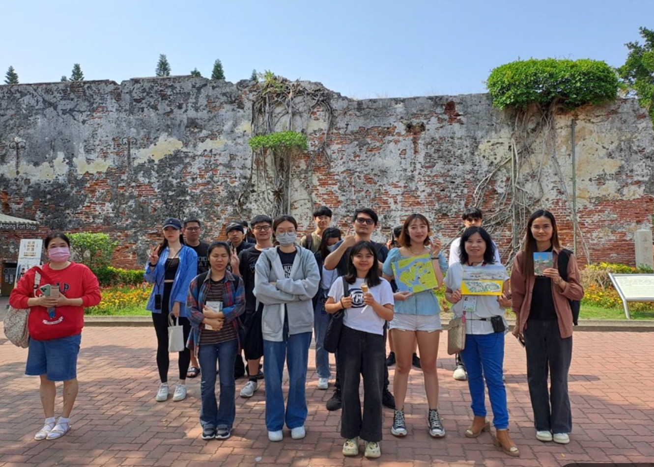 Practical Cross-Cultural English Guided Field Trip